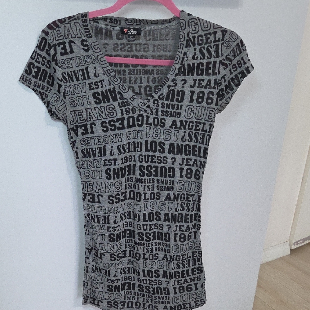 GUESS Women's Gray Text Print V-Neck Tee